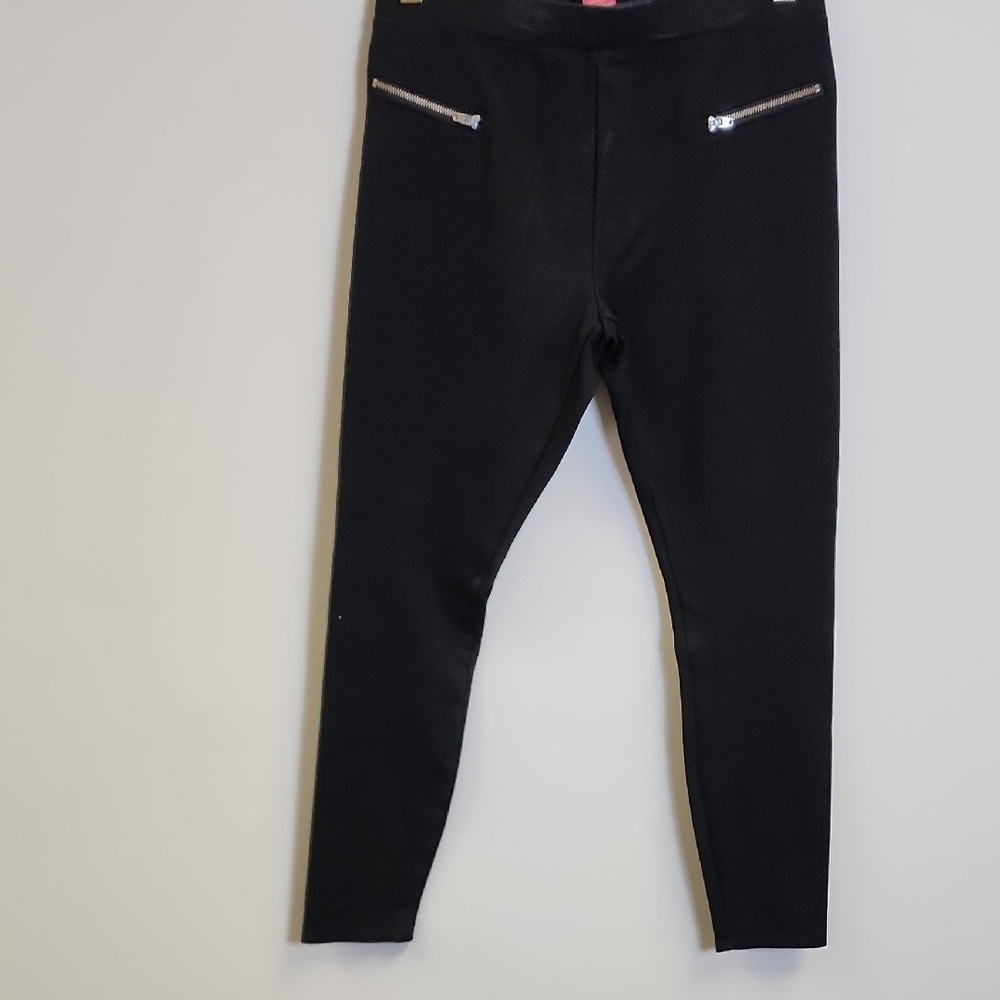Black Leggings with Zipper Accents